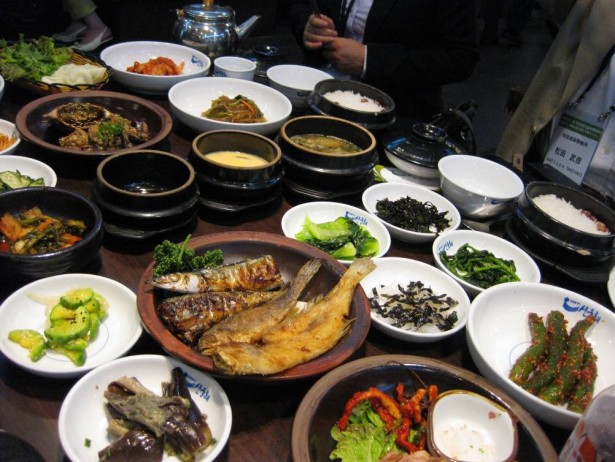 見ただけでお腹がいっぱいになるほど出される韓国料理。これは夕食ではありません。昼食で出てきた料理です。ご馳走様でした。。。。