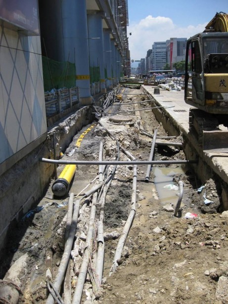 コンクリートで舗装される道路工事現場。台北では土の泥濘化による不陸防止のため道路にコンクリートが打設される場合が多い。