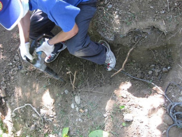 ドリルを用いないと掘り取れない土壌 台北市内公園。試坑断面調査用の穴を掘り取ろうとしたが、礫やガラ交じりの土壌はカチカチでスコップだけでは掘り取れない。そこでドリルで土壌を砕きながらの作業となる。