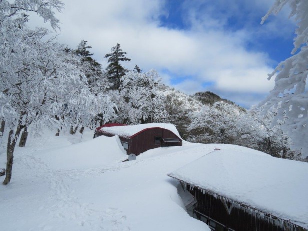 雪に埋もれた稲村小屋