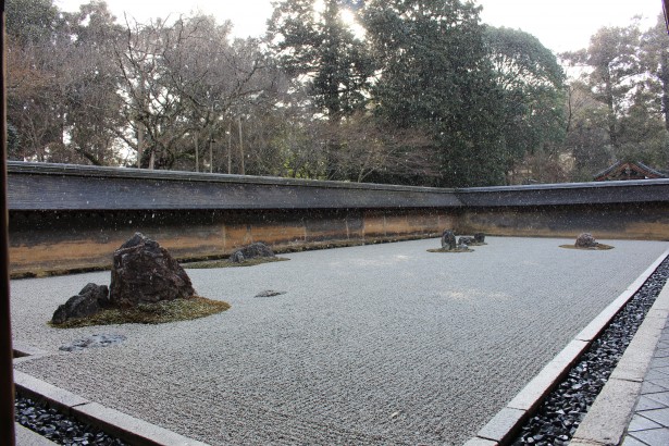 雪に煙る龍安寺石庭
